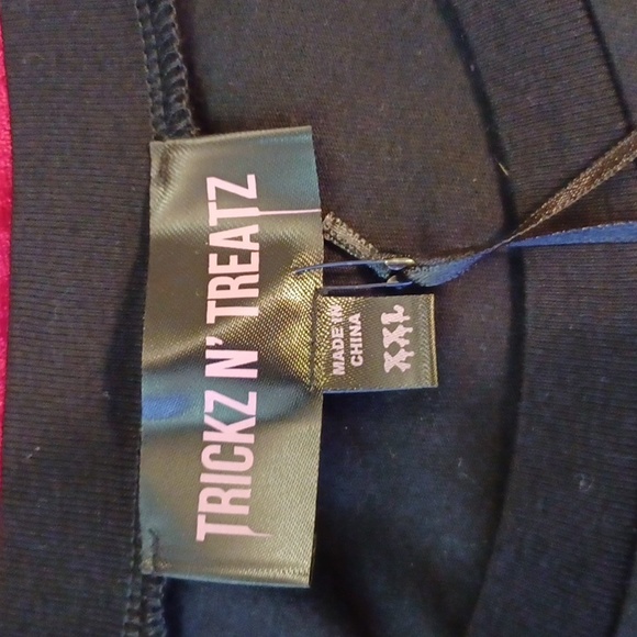 TRICKZ N TREAT XXL  SHORT-SLEEVED TSHIRT WITH GREEN" NECROMANCERS GUIDE"GRAPHICS - Picture 5 of 9